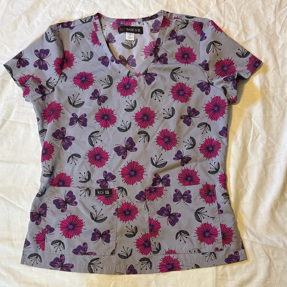 Koi Scrub Top. Size Small